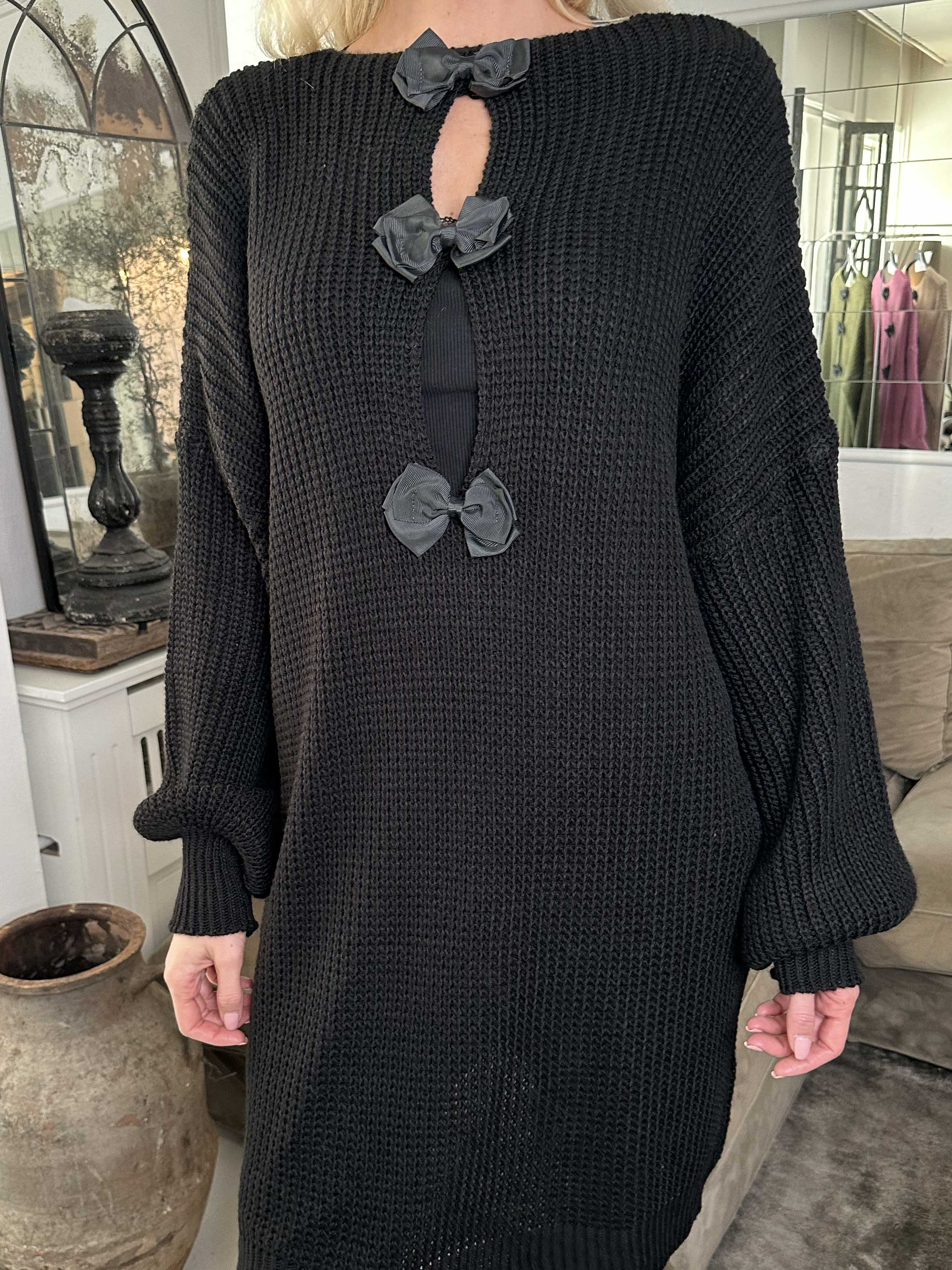 Diana - Fin strikkjole med ballonærmer og sløjfer